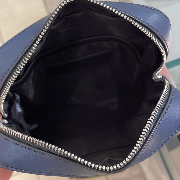 Michael Kors Cooper Flight Crossbody Bag
Navy 
NWT - Picture 10 of 16